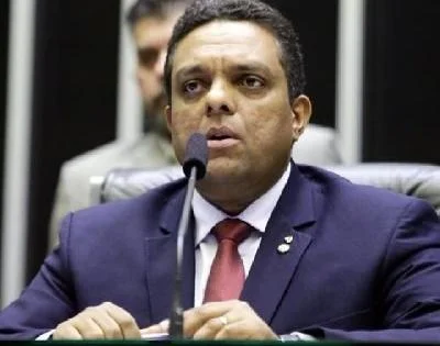 Deputado bolsonarista usa foto de desfile chinês como se fosse de Brasília