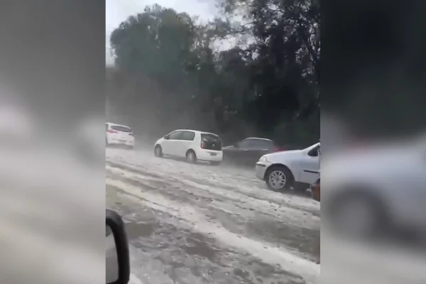 Granizo atingiu a cidade de Piedade durante temporal, que acumulou 48 mm de chuva em 24 horas, causando destelhamentos em cerca de 30 casas - Metrópoles