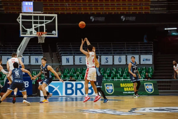 Jogadores de Brasília e Paulistano em jogo do NBB