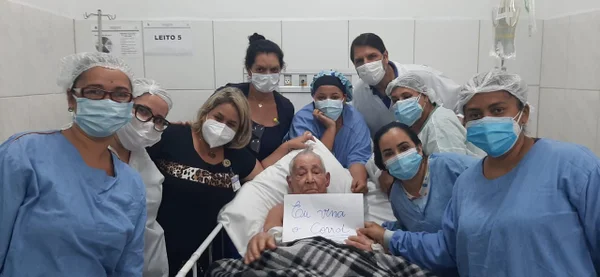 Idoso de 99 anos se recupera da Covid-19 na véspera de Natal: “Vitória”