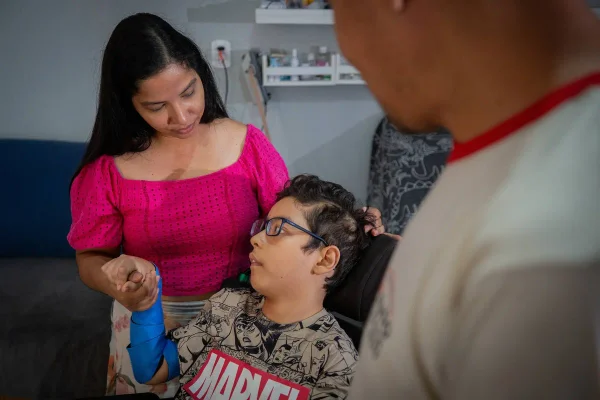 Mãe vende cocadas para custear tratamento de filho com doença rara