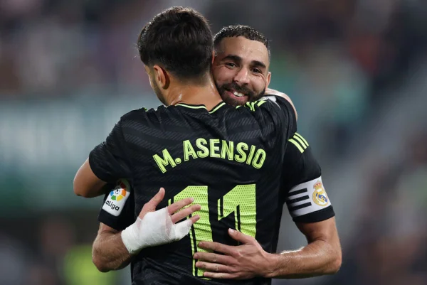 Benzema tem dois gols anulados, mas marca e Real vence Elche por 3 x 0