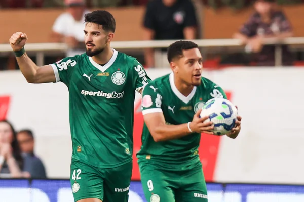 Foto colorida de Flaco López e Vitor Roque - Metrópoles