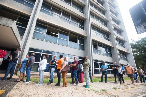 Fila na Receita Federal para regularizar o CPF