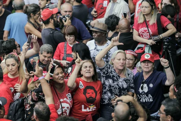 Militantes do PT aguardam Lula em São Bernardo do Campo (SP)