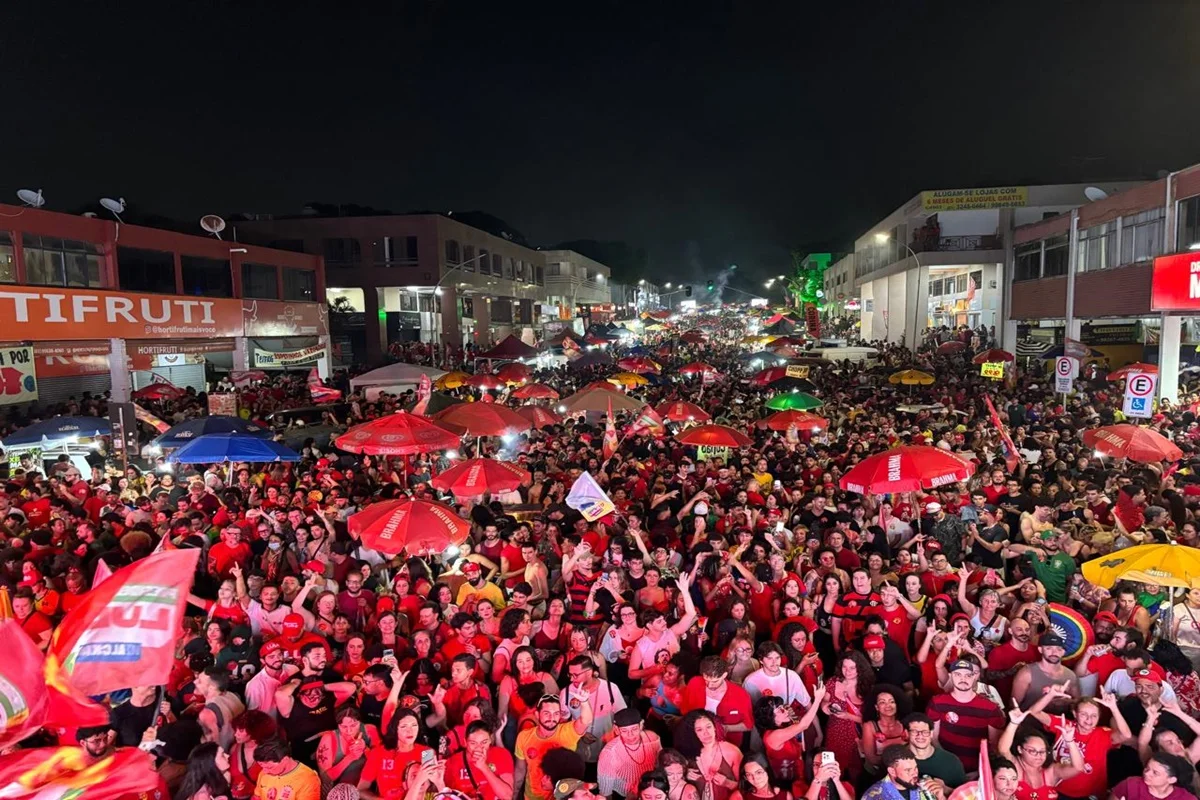 Petistas lotam as ruas da Asa Norte e celebram virada histórica de Lula - imagem 3 Petistas lotam as ruas da Asa Norte e celebram virada histórica de Lula - imagem 3