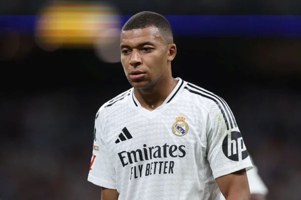 Imagem colorida de Mbappé com a camisa do Real Madrid- Metrópoles