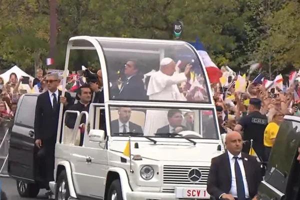 Em visita, Papa Leão XIV celebra missa e reúne 800 mil pessoas em Paris