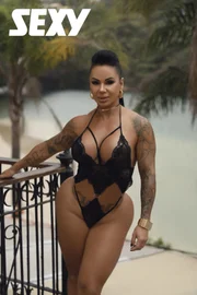 Vanessa Ataídes faz pose sensual de lingerie preta
