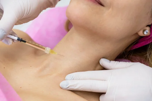 Woman in consultation with a doctor aesthetician aplica botox no pescoço - Metrópoles