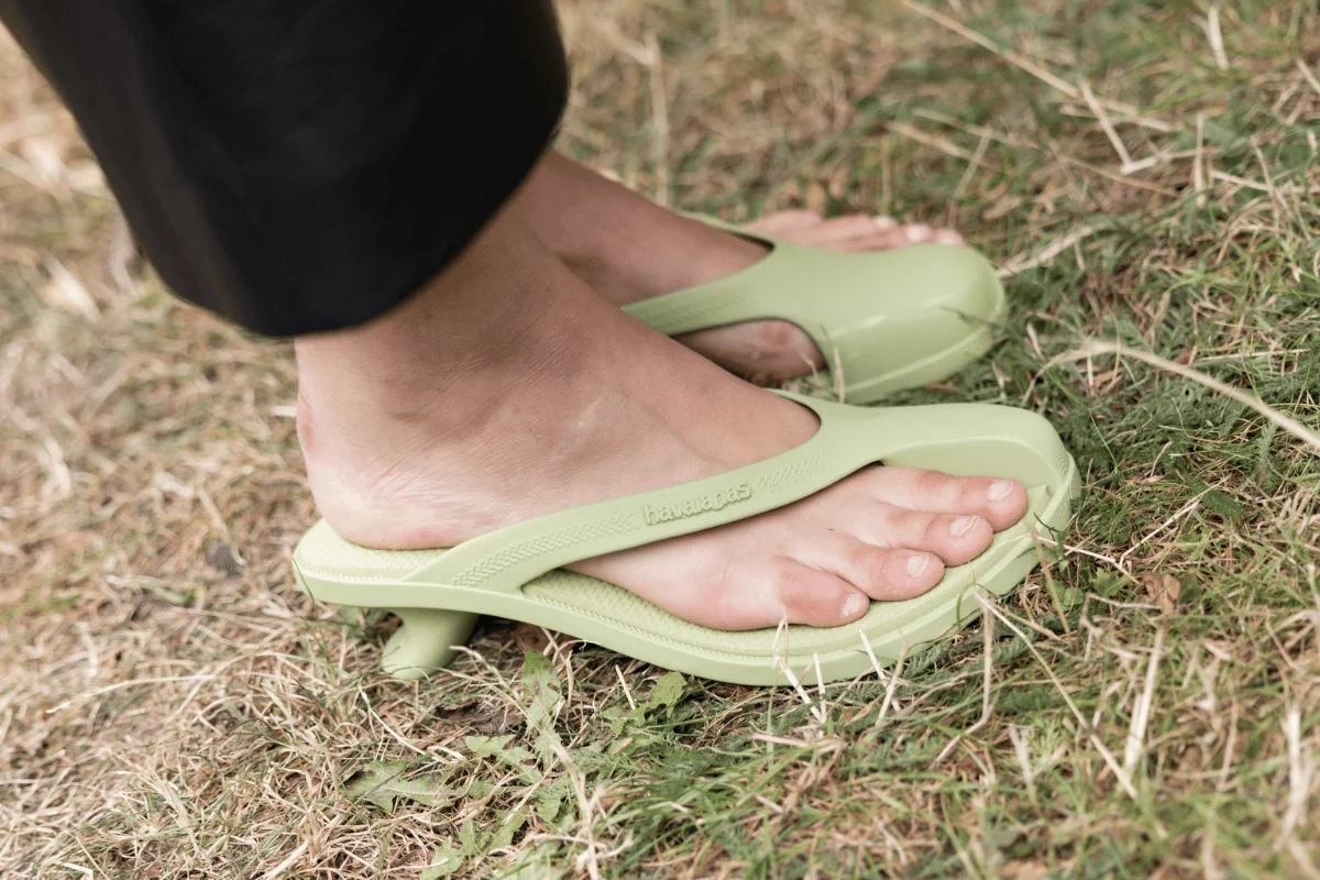 Havaianas lança saltos com dedão coberto em nova abordagem de clássico