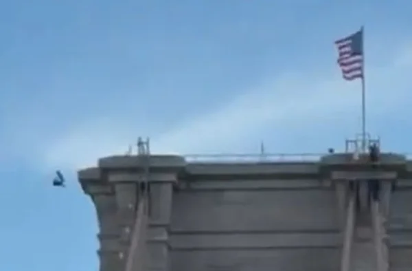 Imagem colorida mostra homem pelado saltando de ponte em NY - Metrópoles