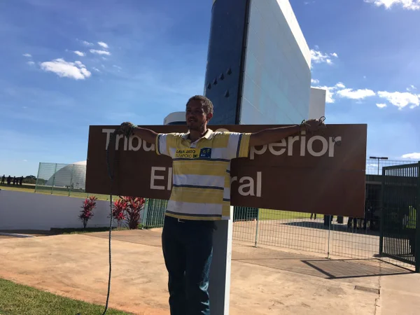Mineiro veio para Brasília protestar contra a corrupção na sede do TSE