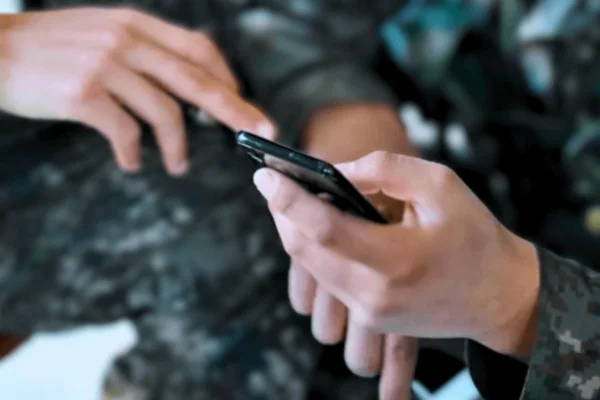 bug Militares do Exército usando celular.