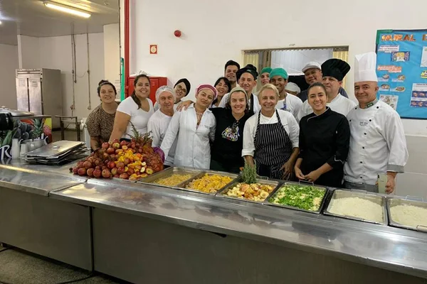 Chef Mara Alcamim prepara almoço natalino para 4 mil pessoas