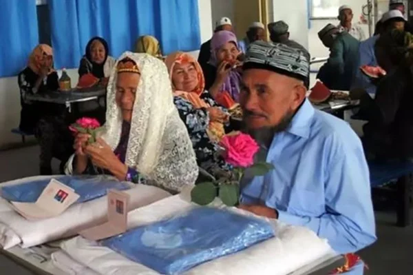 Mulher de 114 anos se casa com homem de 71: “Amor à primeira vista”