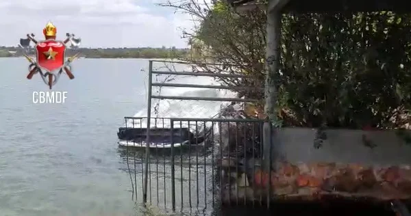Vídeo: lancha pega fogo no Lago Paranoá, próximo à Prainha