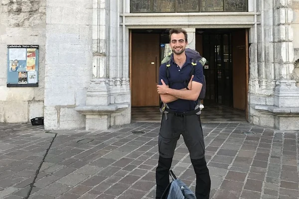 Imagem colorida mostra Henri d'Anselme interrompeu ataque a faca em Annecy usando uma mochila - Metrópoles