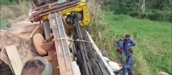 Vídeo: com madeiras podres, ponte cai durante travessia de caminhão