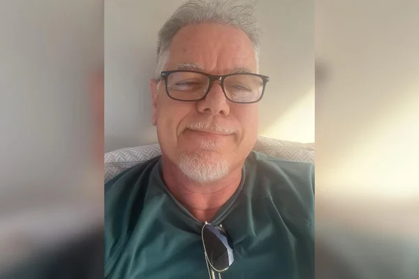 Leonardo Augusto de Assis Toledo, de 64 anos, foi impedido de realizar uma cirurgia de catarata após um alerta durante a avaliação pré-anestésica. Metrópoles