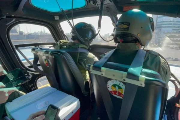 Imagem colorida mostra o interior de um jatinho que faz o transplante de órgãos - Metrópoles