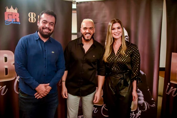 Belo faz show no Rio com presença do governador: “Adorei vê-lo na plateia”