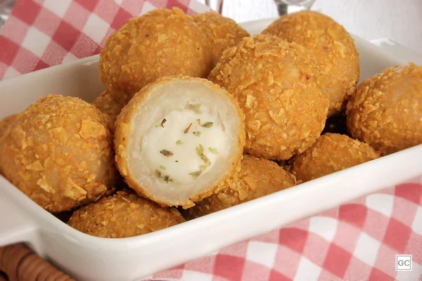 9 versões de bolinhas de queijo que você precisa provar
