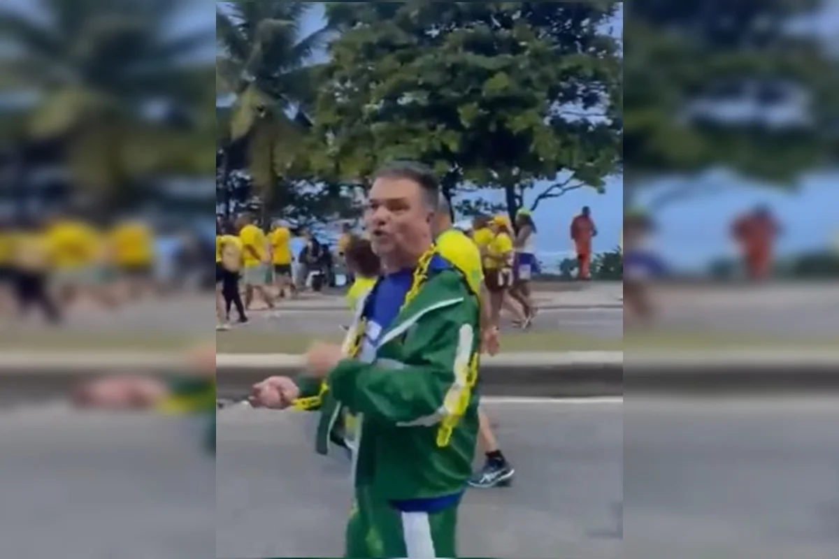 Apoiador de Flávio Bolsonaro puxando homem acorrentado com adesivo do PT Apoiador de Flávio Bolsonaro puxando homem acorrentado com adesivo do PT