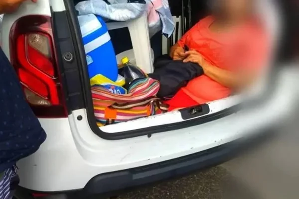 Família argentina é flagrada carregando a sogra no porta-malas