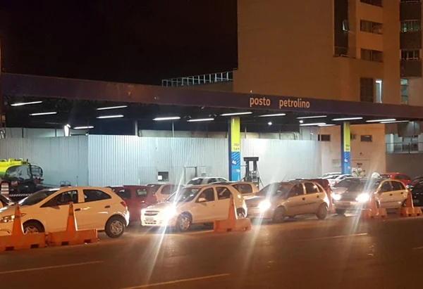 Brasilienses lotam postos na véspera de novo aumento de combustíveis