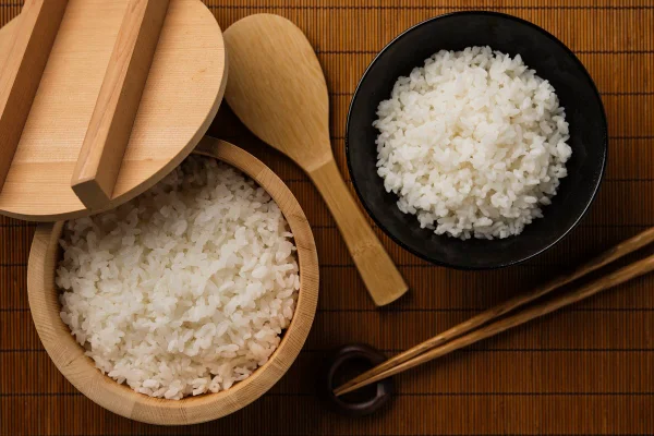 Imagem colorida de arroz em diferentes potes