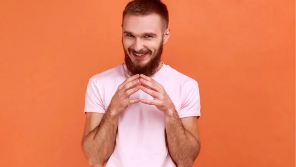 Homem juntando os dedos em um fundo laranja
