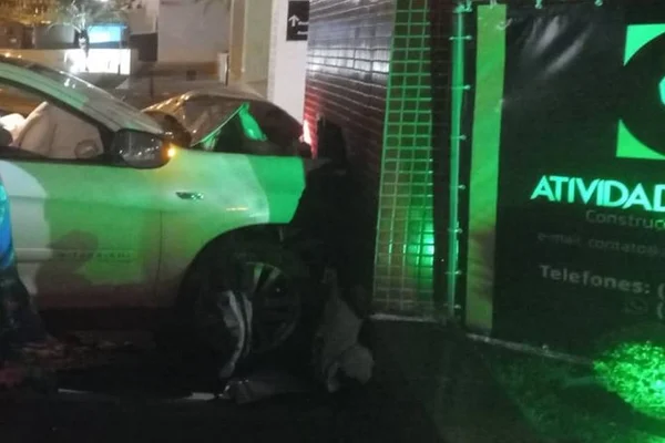 Motorista bate em carro, abre buraco em muro e foge após acidente no DF