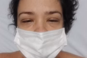 Emmanuelle mal conseguia abrir os olhos quando o filho nasceu