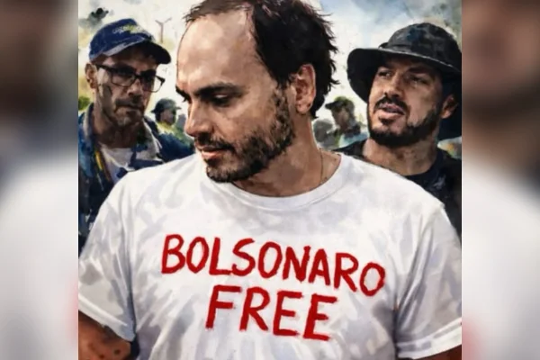 Imagem colorida mostra Carlos Bolsonaro usando camisa escrito "Bolsonaro Free" - Metrópoles