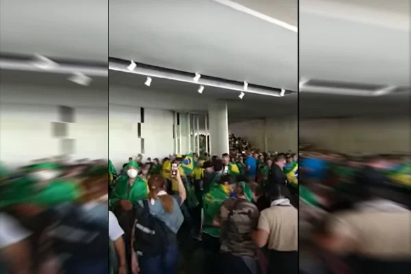 Vídeos: veja como foi a invasão de bolsonaristas aos salões Negro e Verde do Congresso