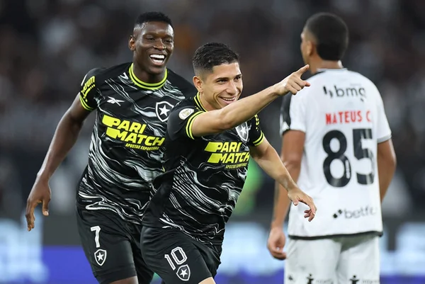 Imagem colorida de Savarino e Luiz Henrique - Metrópoles