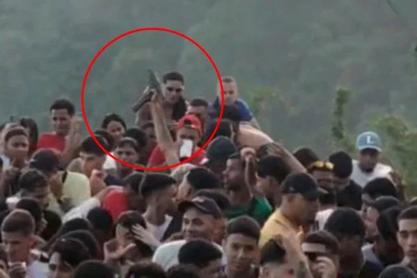 Imagem colorida mostra baile no litoral de SP com tiros para o alto e menção a facções do RJ. Metrópoles