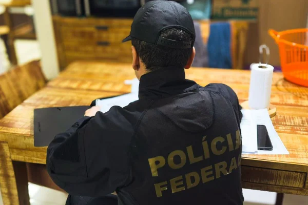Ao menos quatro agentes da Polícia Civil foram presos durante a operação. Suspeitos convertiam dinheiro vivo em créditos de vale-refeição - Metrópoles