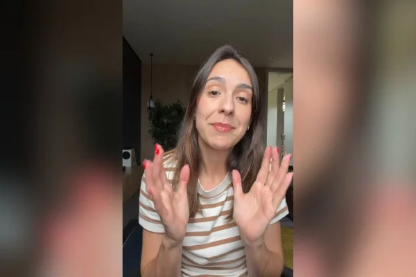 Imagem colorida mostra a atriz Evelin Camargo - Metrópoles