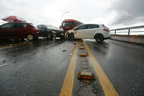 Tráfego é interditado na Ponte Honestino Guimarães após acidente