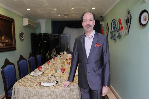 Amador Outerelo abre sua residência para receber amigos em jantar especial