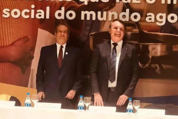 Fotografia colorida. Valdemar (esquerda) e Bolsonaro (direita) foram fotografados na filiação do Jair ao PL