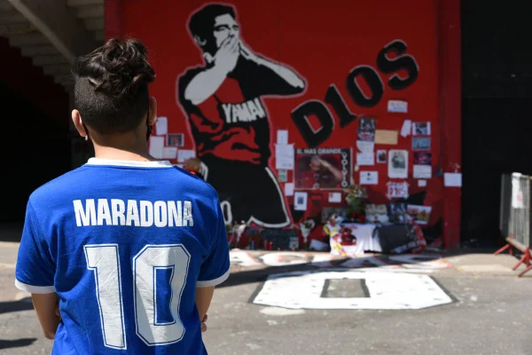 Primeiro dia de futebol na Argentina sem Maradona tem homenagens e lágrimas