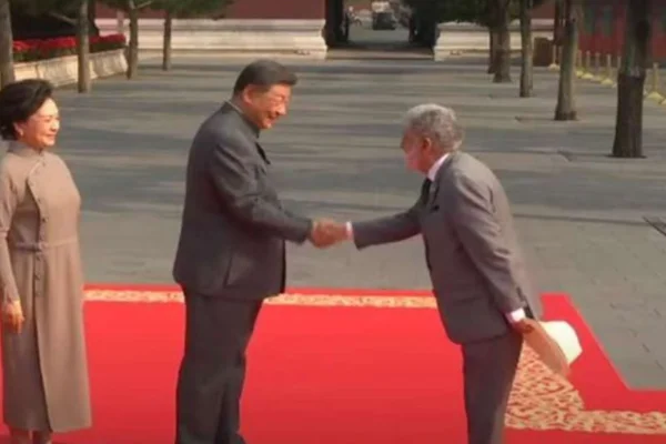 Celso Amorim cumprimenta Xi Jinping
