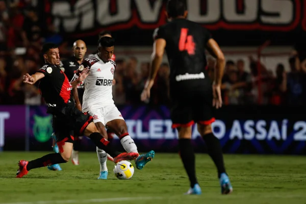Em jogo agitado, Flamengo empata com Atlético-GO e vê crise aumentar