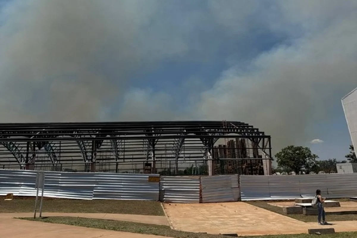 Incêndio em vegetação próxima à UnB no Gama mobiliza bombeiros do DF