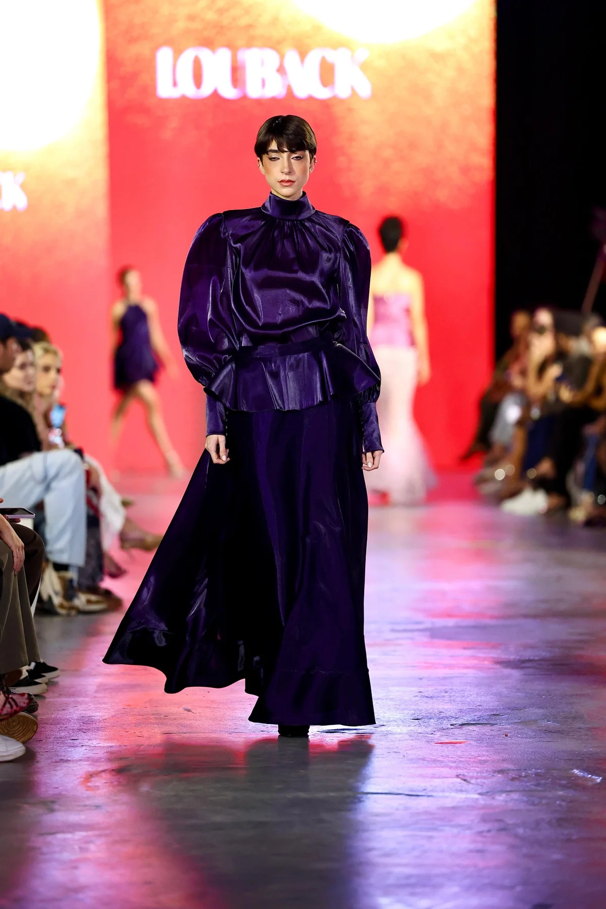 Desfile marcado pela opulência Desfile marcado pela opulência