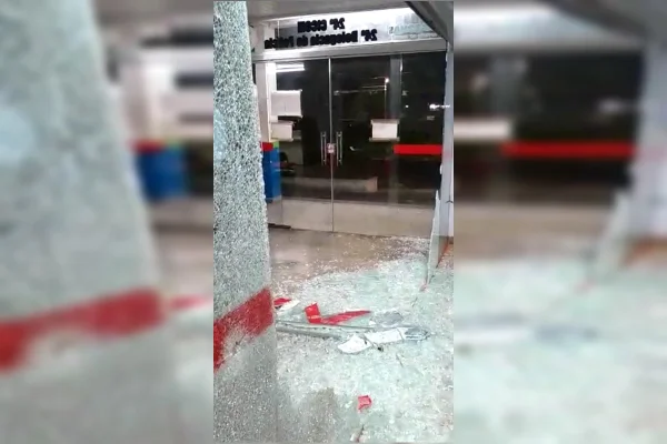 Vídeo: criminosos atingem delegacia de Manaus com granadas