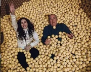 Lívian Aragão e Renato Aragão brincam na piscina de bolinhas
